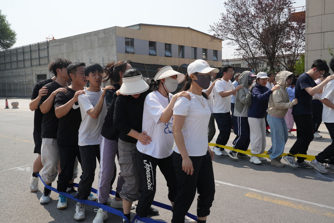 巨人脚步2.jpg